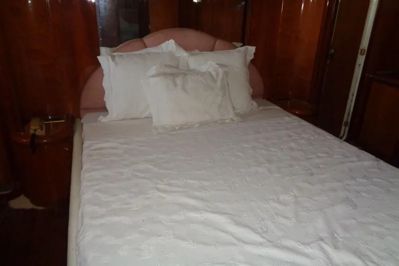 (project Boat) 1995 Azimut 78ultra @ixtapa-mexico Yacht Photos Pics Luxurious bedroom interior of 1995 Azimut 78 Ultra Motoryacht with elegant bedding.