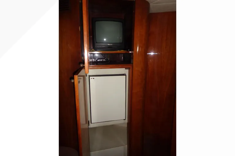 (project Boat) 1995 Azimut 78ultra @ixtapa-mexico Yacht Photos Pics Interior of 1995 Azimut 78 Ultra Motoryacht with TV and cabinet.