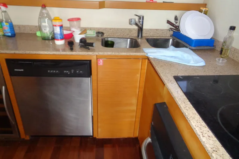 (project Boat) 1995 Azimut 78ultra @ixtapa-mexico Yacht Photos Pics Kitchen area of 1995 Azimut 78 Ultra Motoryacht with modern appliances and countertop.