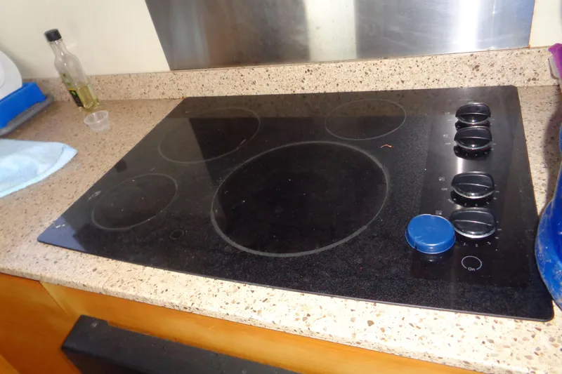 (project Boat) 1995 Azimut 78ultra @ixtapa-mexico Yacht Photos Pics Glass cooktop on Azimut 78 Ultra Motoryacht, 1995 model, with control knobs and countertop.