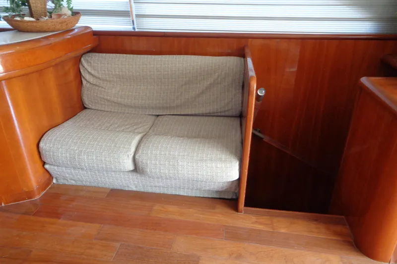 (project Boat) 1995 Azimut 78ultra @ixtapa-mexico Yacht Photos Pics Interior of 1995 Azimut 78 Ultra Motoryacht with wooden finish and cushioned seating.