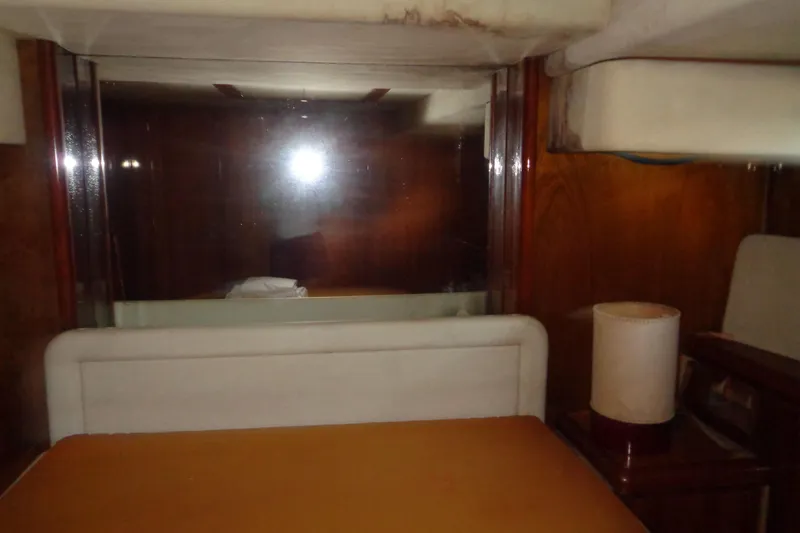 (project Boat) 1995 Azimut 78ultra @ixtapa-mexico Yacht Photos Pics Interior cabin of 1995 Azimut 78 Ultra Motoryacht with bed and lamp.