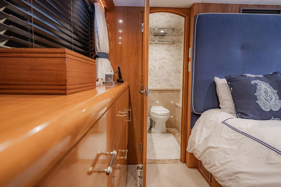 2001 Hatteras 75 Cockpit Motor Yacht