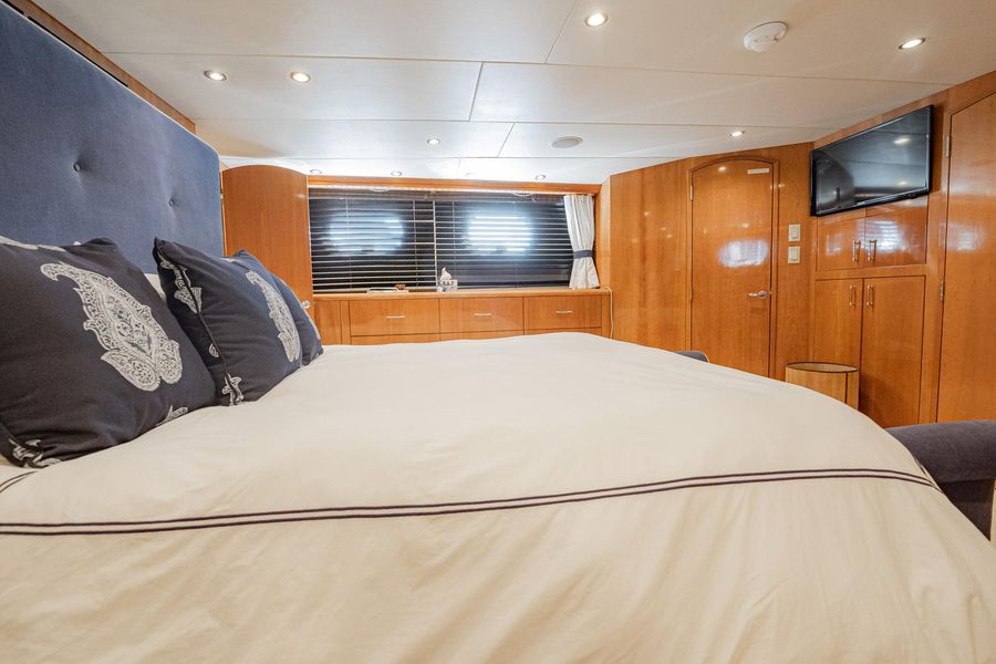 2001 Hatteras 75 Cockpit Motor Yacht