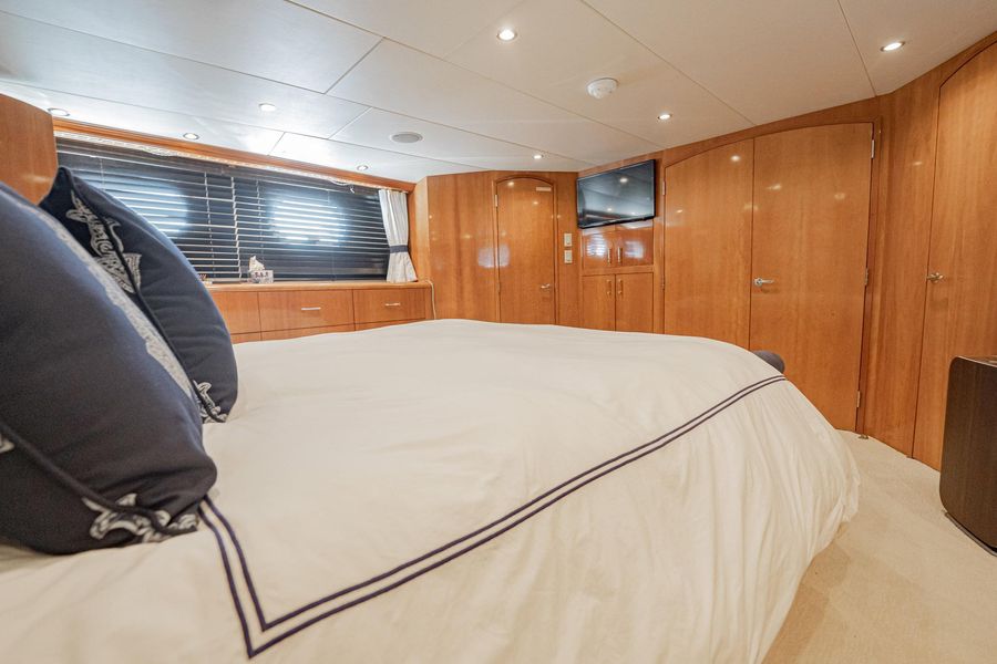 2001 Hatteras 75 Cockpit Motor Yacht