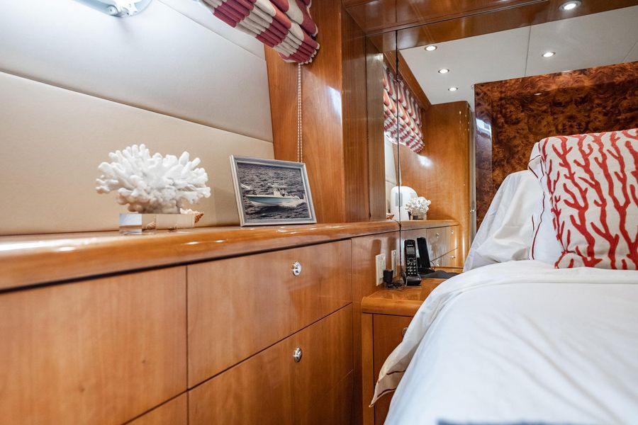 2001 Hatteras 75 Cockpit Motor Yacht