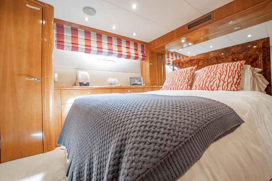 2001 Hatteras 75 Cockpit Motor Yacht