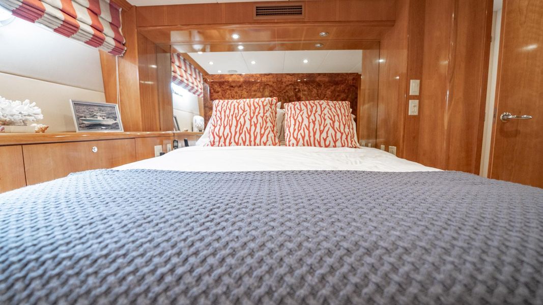 2001 Hatteras 75 Cockpit Motor Yacht