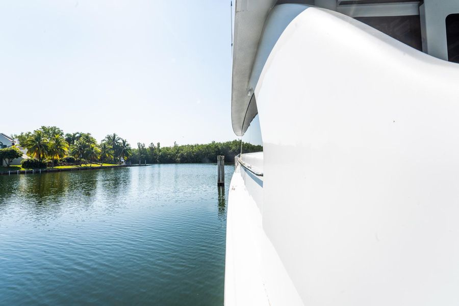 2001 Hatteras 75 Cockpit Motor Yacht