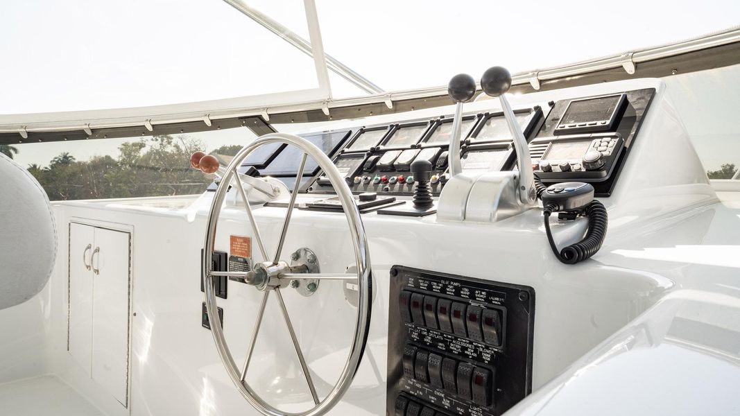 2001 Hatteras 75 Cockpit Motor Yacht