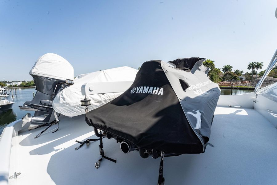 2001 Hatteras 75 Cockpit Motor Yacht