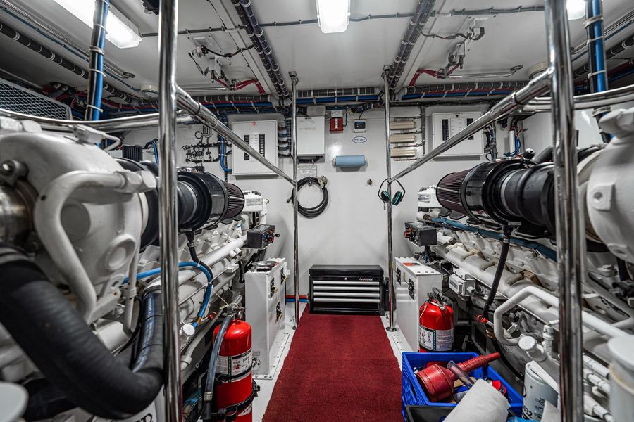 2001 Hatteras 75 Cockpit Motor Yacht