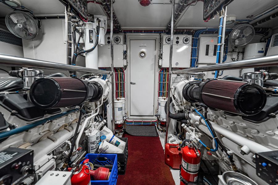 2001 Hatteras 75 Cockpit Motor Yacht