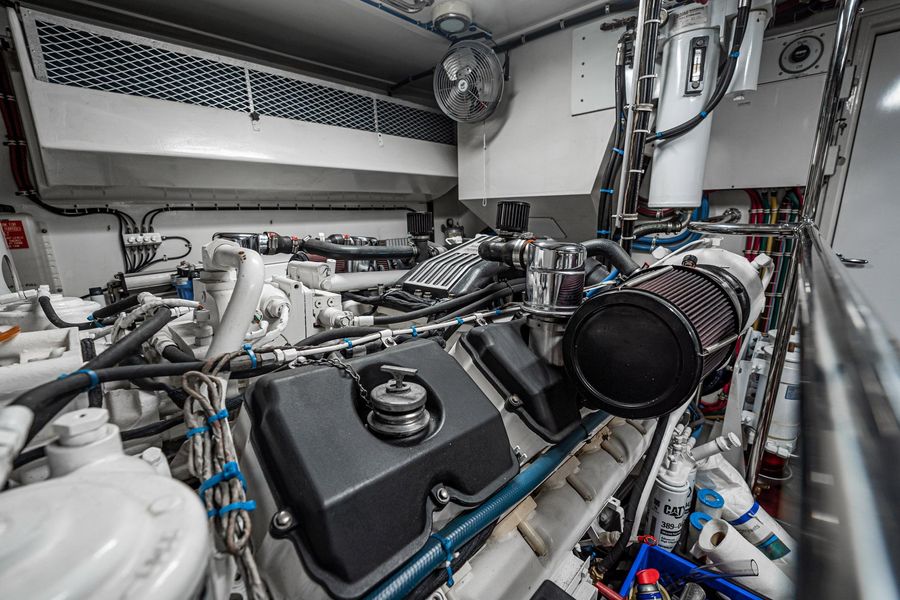 2001 Hatteras 75 Cockpit Motor Yacht