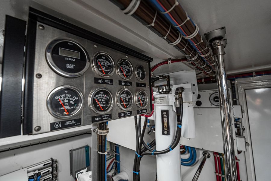 2001 Hatteras 75 Cockpit Motor Yacht
