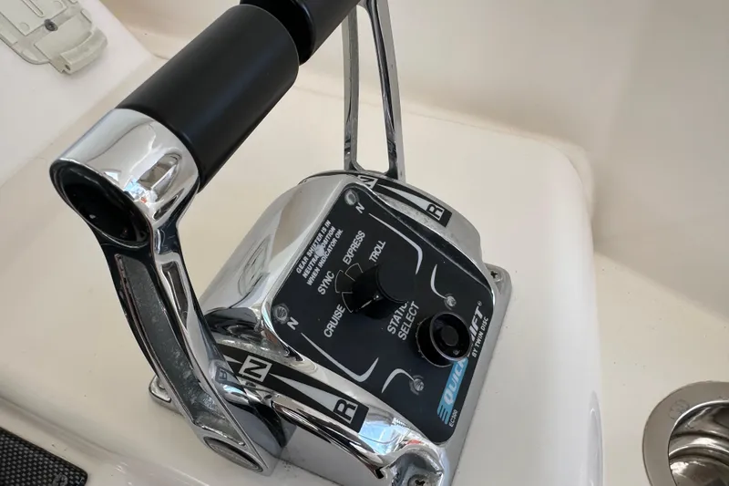 2009 Riviera 47 Yacht Photos Pics Throttle control of 2009 Riviera 47 Enclosed Flybridge Series II yacht.