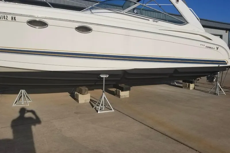  Yacht Photos Pics 1999 Formula 400 Super Sport boat on stands in a marina setting.