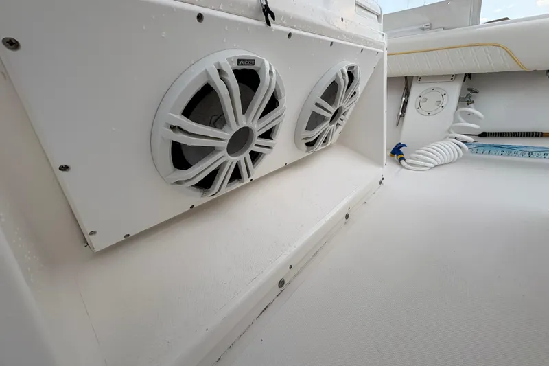 Plan B Yacht Photos Pics 2006 Regulator 32 Forward Seating boat with dual speakers and coiled hose.