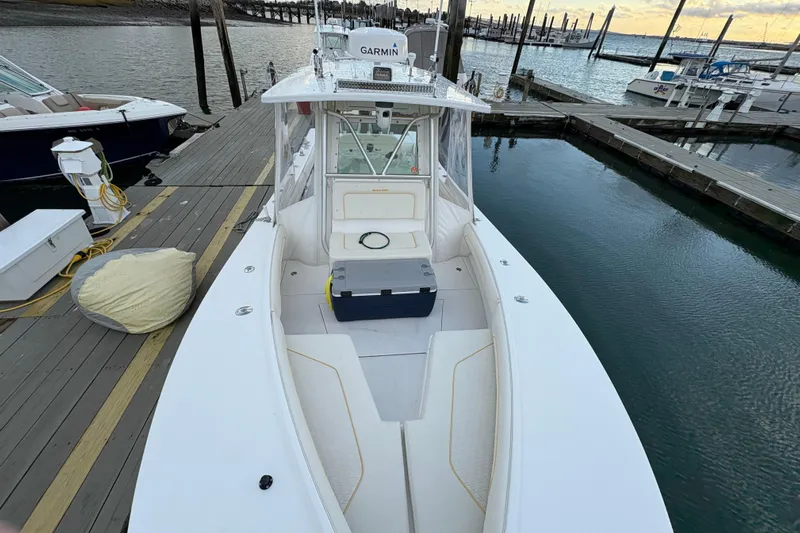 Plan B Yacht Photos Pics 2006 Regulator 32 Forward Seating boat docked at marina, featuring spacious deck and seating.