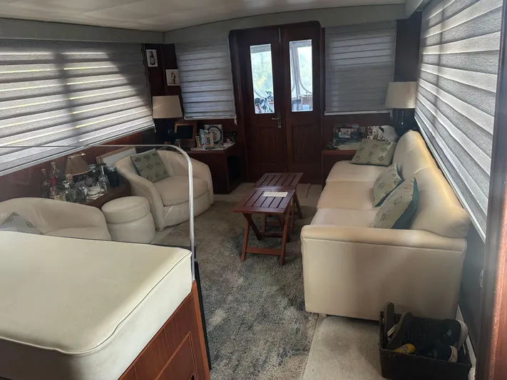  Yacht Photos Pics Interior of 1980 Hatteras 53 Motoryacht with cozy seating and elegant decor.