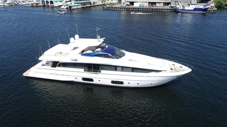 2014-96-ferretti-yachts-960-raised-pilothouse