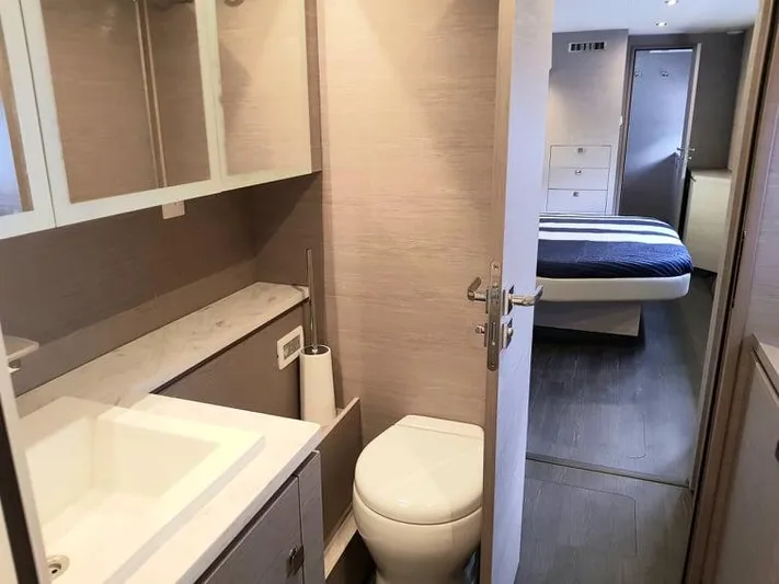 Calypso Yacht Photos Pics Modern bathroom and bedroom interior of 2021 Fountaine Pajot MY6 yacht.