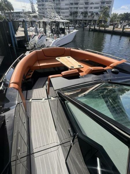 2022 Cruisers Yachts 338 South Beach Edition Bow Rider