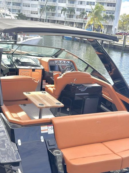 2022 Cruisers Yachts 338 South Beach Edition Bow Rider