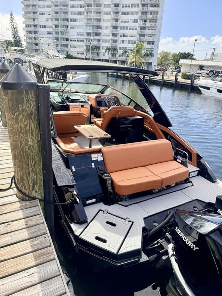 2022 Cruisers Yachts 338 South Beach Edition Bow Rider