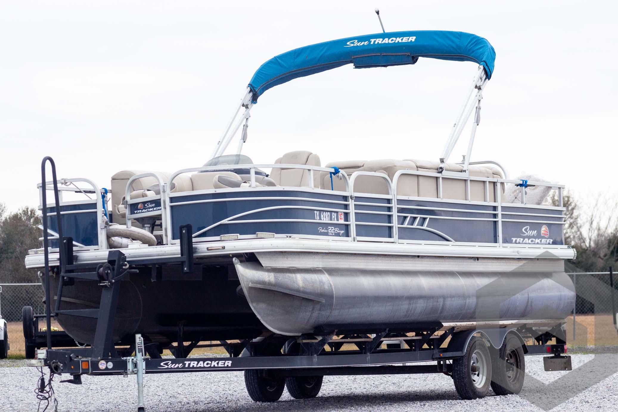 Sun Tracker Fishin' Barge 22 DLX