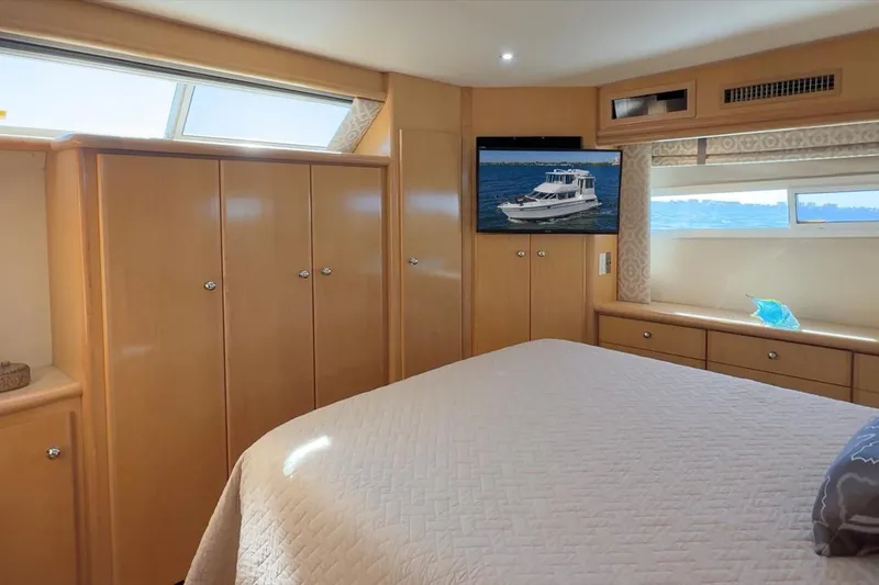 Cape San Blas Inn Yacht Photos Pics Luxurious interior of 1998 Carver 455 Aft Cabin Motor Yacht bedroom.