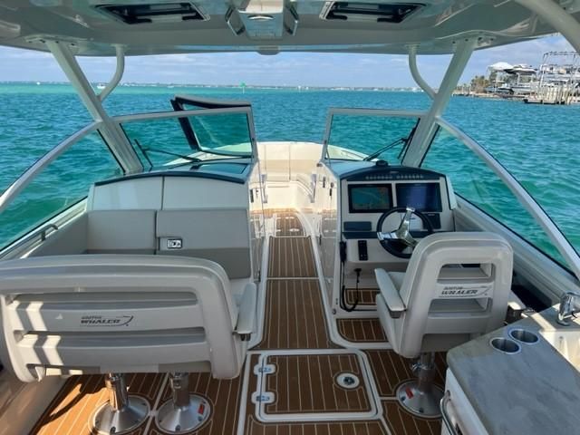 2020 Boston Whaler 320 Vantage