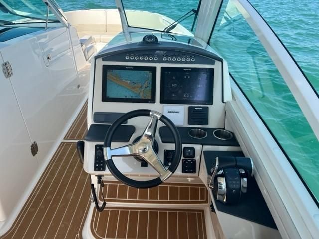 2020 Boston Whaler 320 Vantage