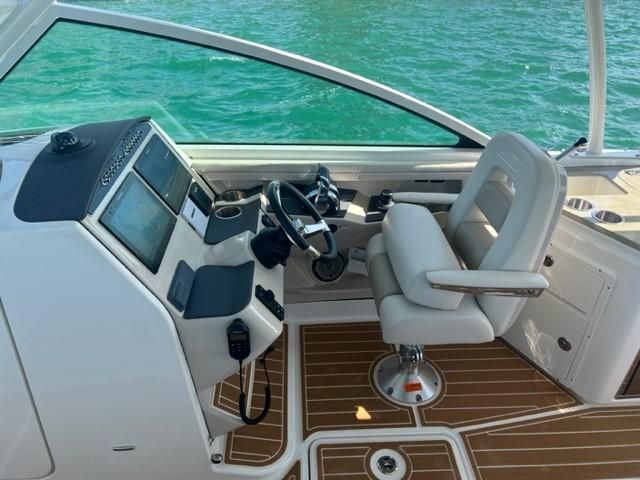 2020 Boston Whaler 320 Vantage