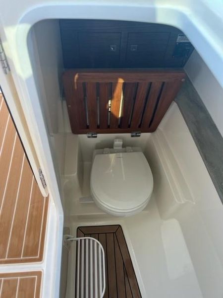 2020 Boston Whaler 320 Vantage