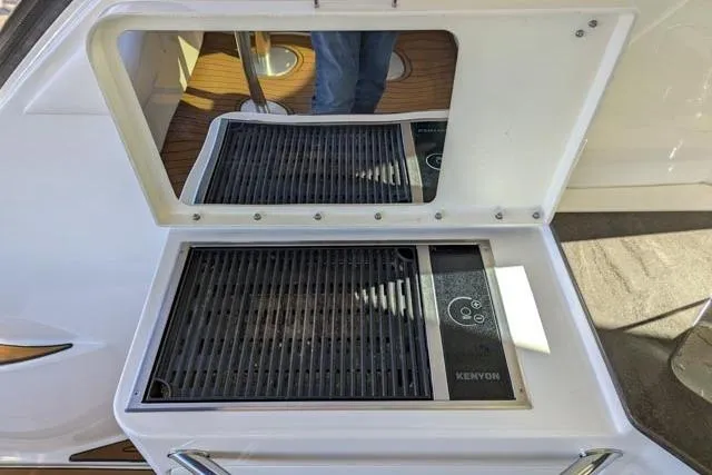 Nautalia Yacht Photos Pics Built-in Kenyon grill on 2013 Sea Ray 470 Sundancer yacht, open lid view.