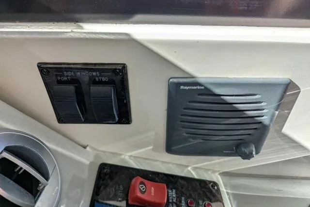 Nautalia Yacht Photos Pics Control panel of a 2013 Sea Ray 470 Sundancer with Raymarine equipment.