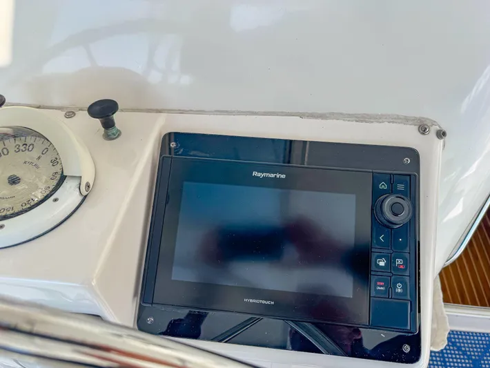 Kisa Yacht Photos Pics Control panel of a 2000 Manta 42 boat with navigation equipment.