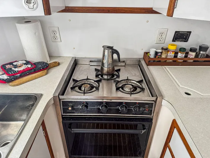 Kisa Yacht Photos Pics Compact kitchen in 2000 Manta 42 yacht with stove, kettle, and spices.