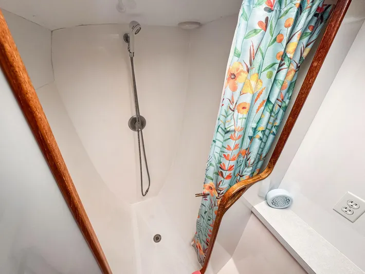 Kisa Yacht Photos Pics Shower area in 2000 Manta 42 boat with floral curtain and handheld showerhead.