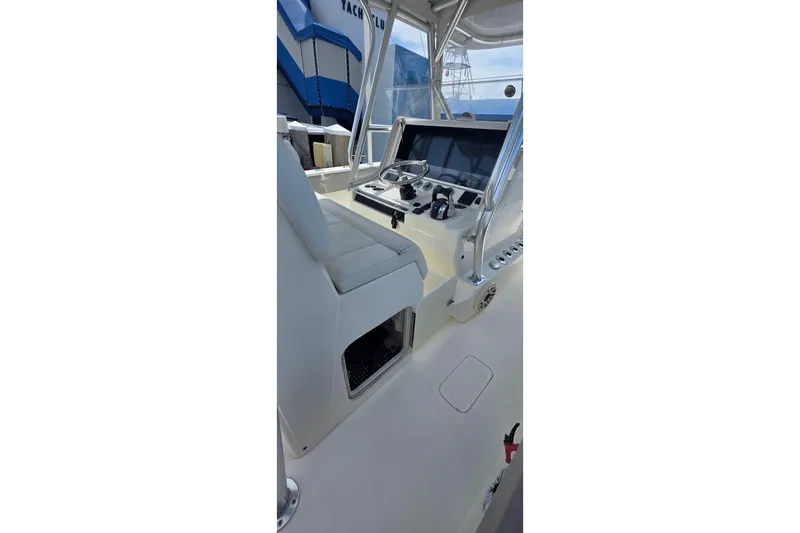 Hat Trick Yacht Photos Pics 2020 SeaVee 390Z boat helm with modern controls and seating.