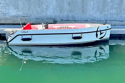 Vision Marine Technologies Volt 180