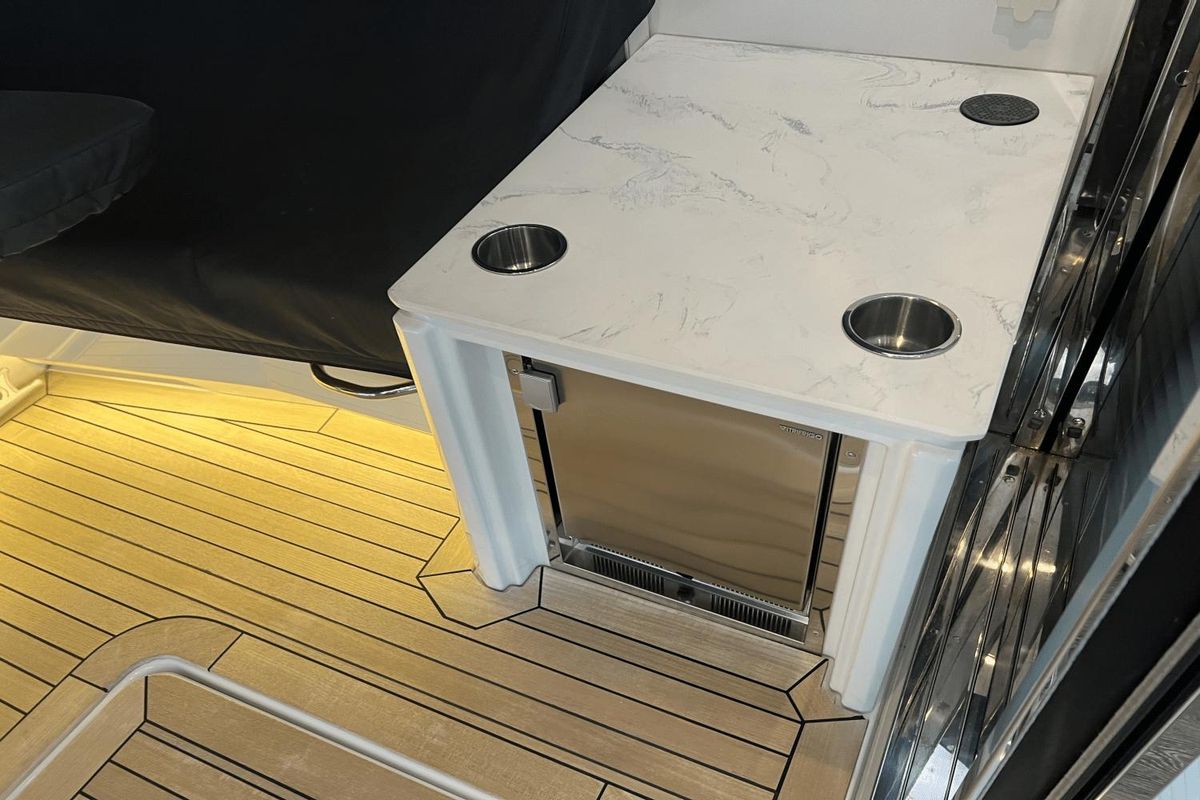 2022 Cruisers Yachts 46 
