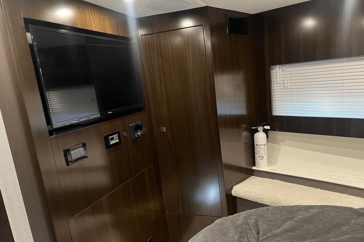 2022 Cruisers Yachts 46 