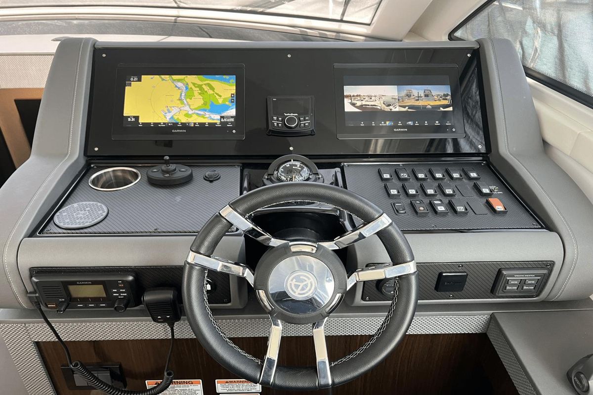 2022 Cruisers Yachts 46 