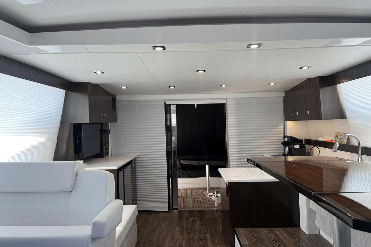 2022 Cruisers Yachts 46 