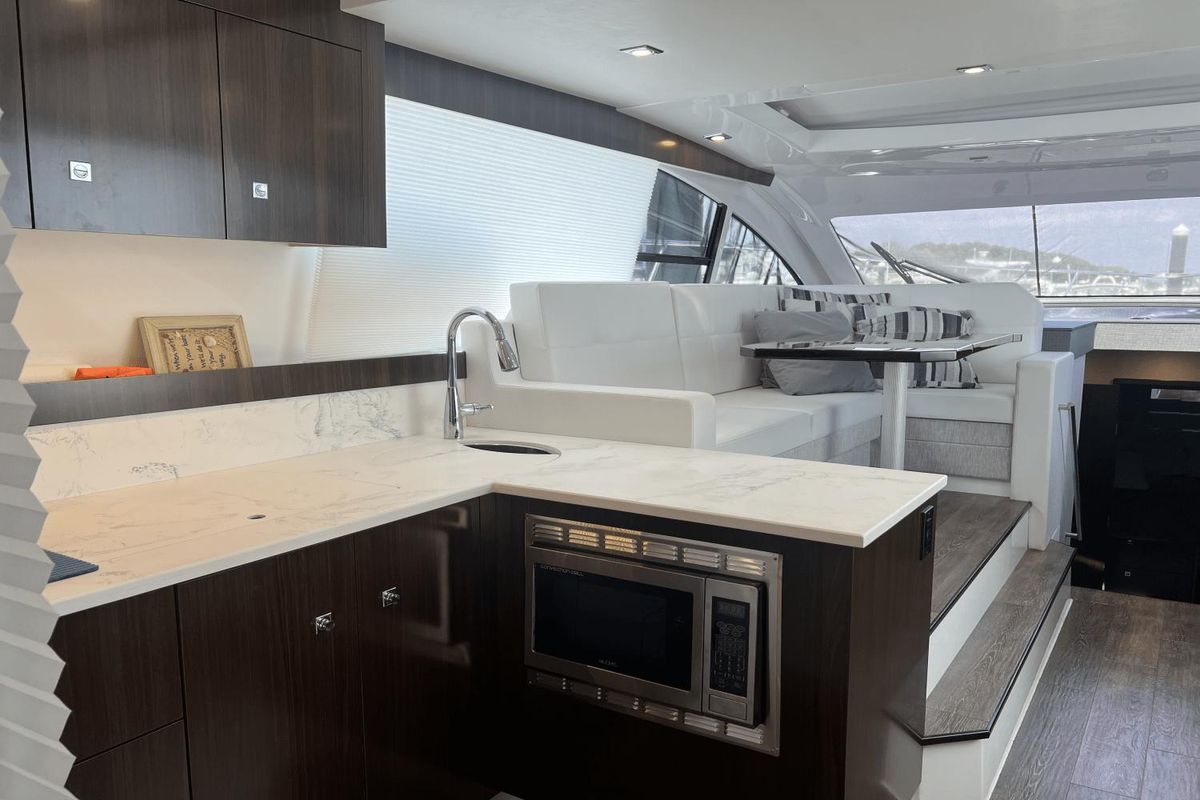 2022 Cruisers Yachts 46 