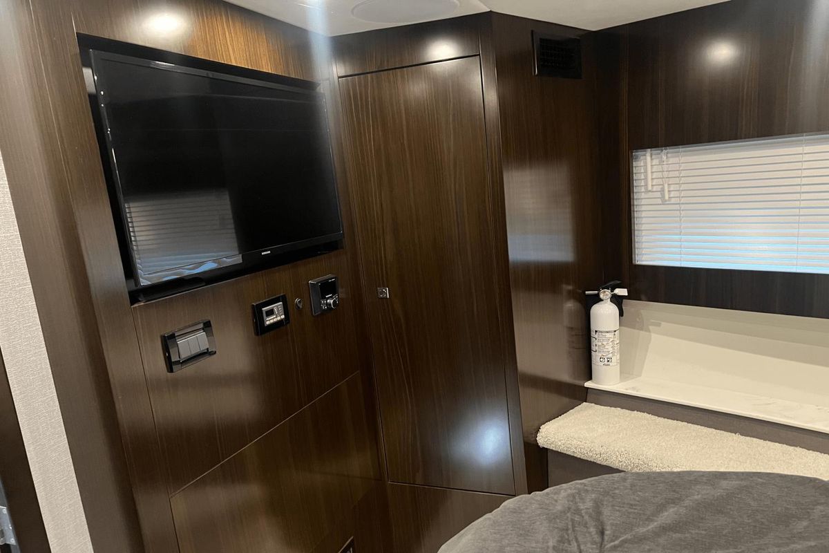 2022 Cruisers Yachts 46 