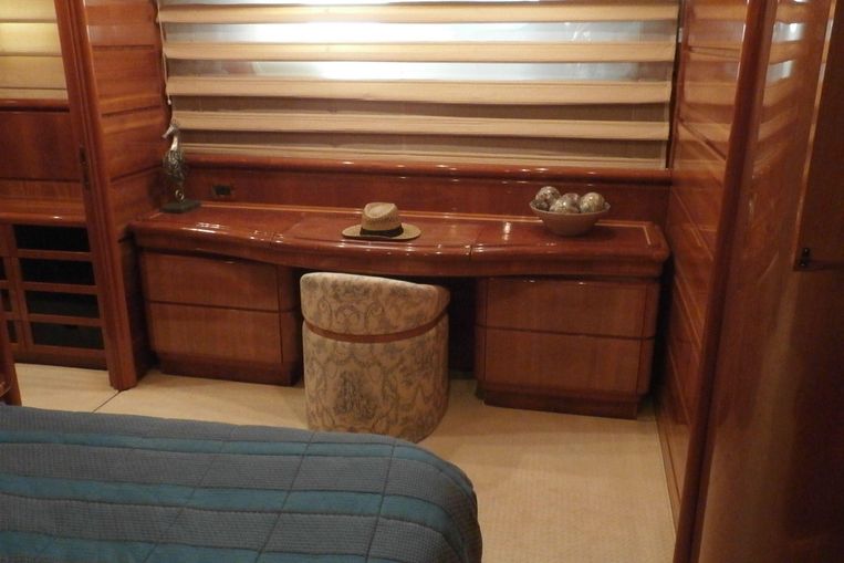 1999-94-6-ferretti-yachts-custom-line-94