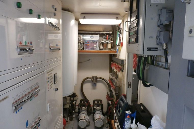 1999-94-6-ferretti-yachts-custom-line-94